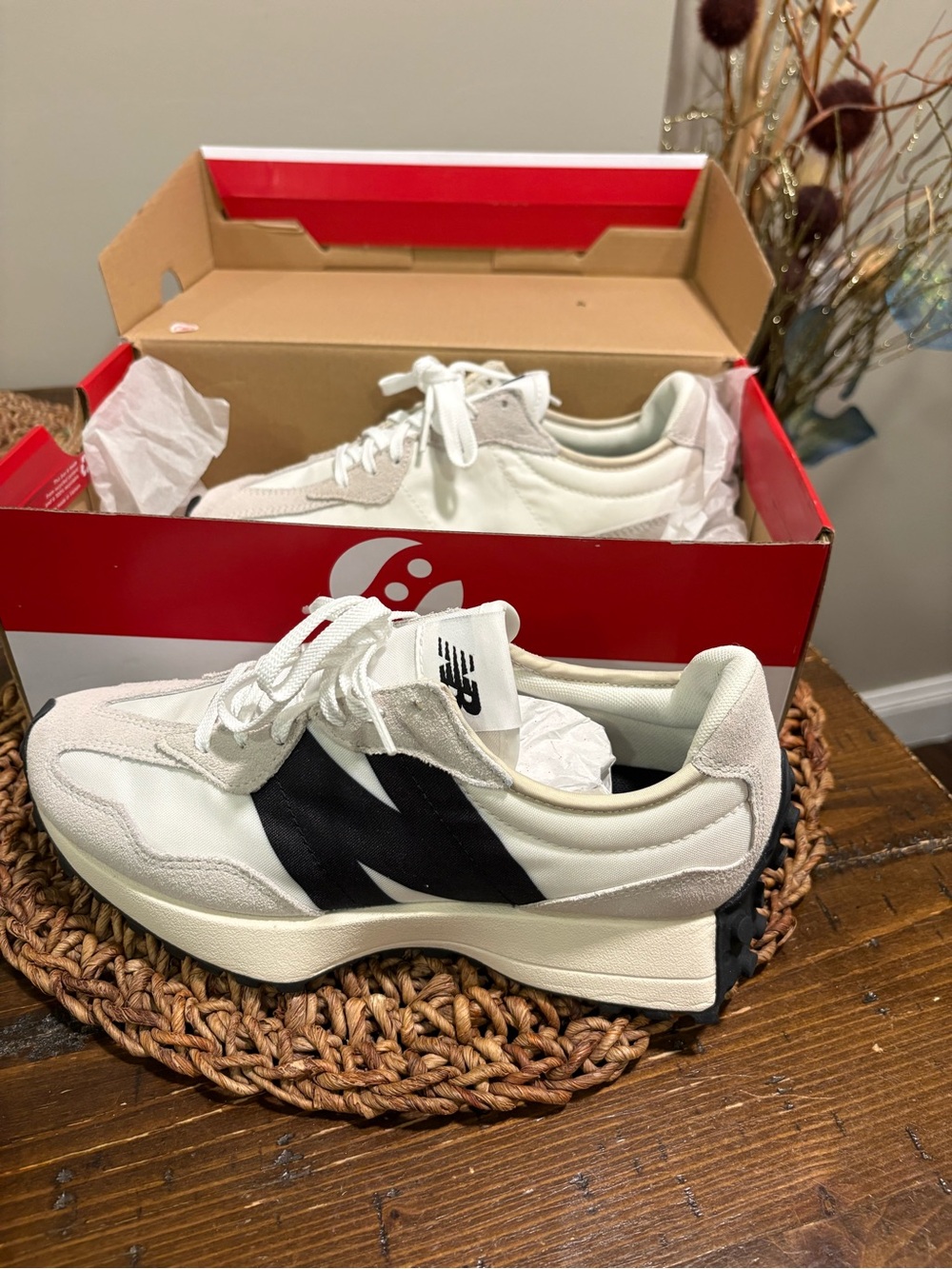 Saucony Men’s White Sneakers with Black Accent